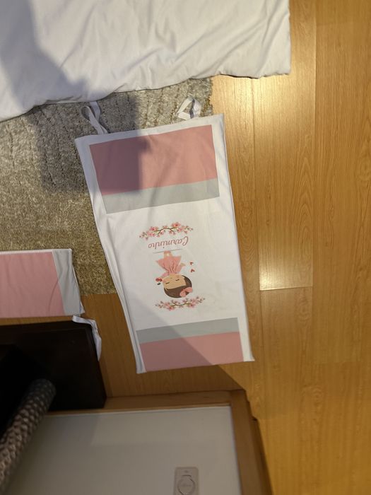 Conjunto bonito de berço protetor com o nome Carminho gravado