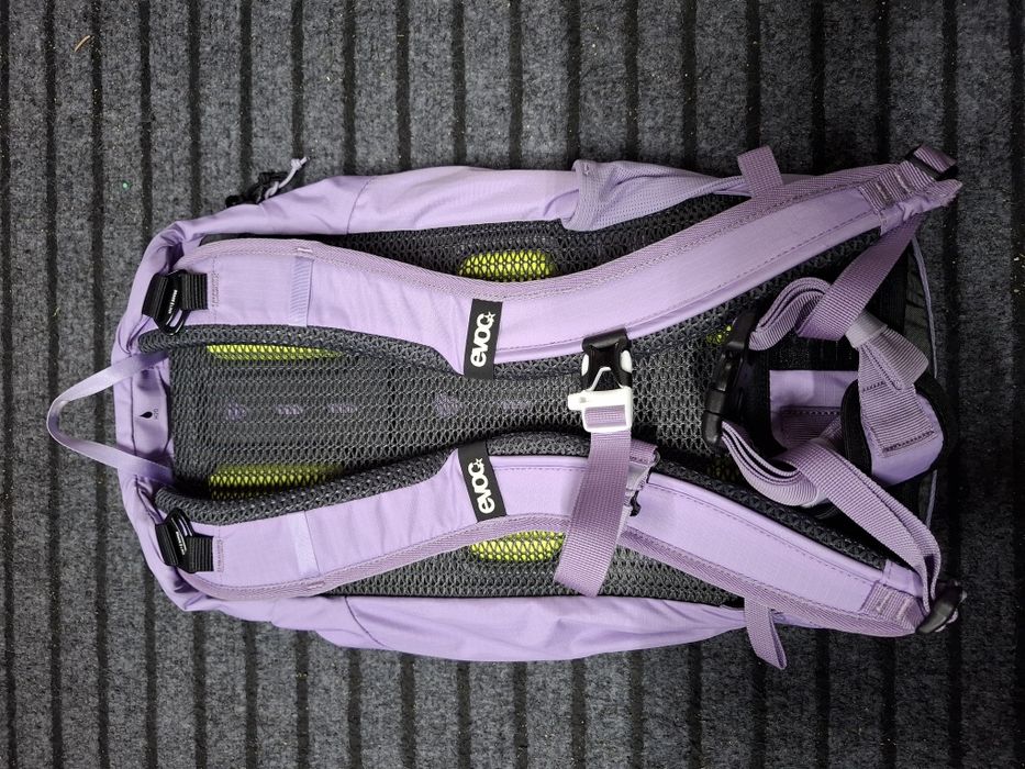Plecak rowerowy z ochraniaczem Evoc Stage 12  rain cover fioletowy lilac one size