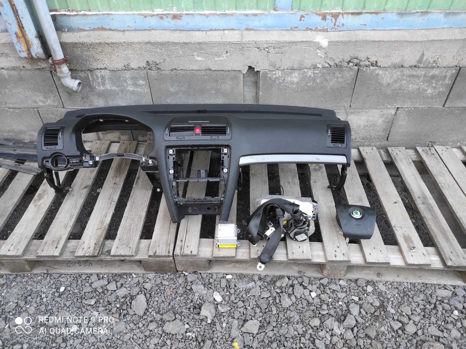 Skoda Octavia 2 deska rozdzielcza kokpit poduszki pasy oryginał