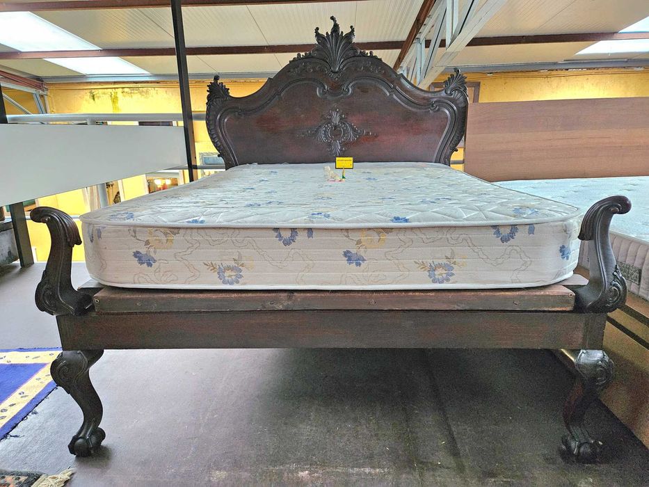 Cama antiga com estrado e colchão - Muito bom estado