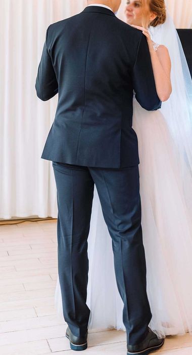 Чоловічий класичний весільний костюм з білою сорочкою Cacharel