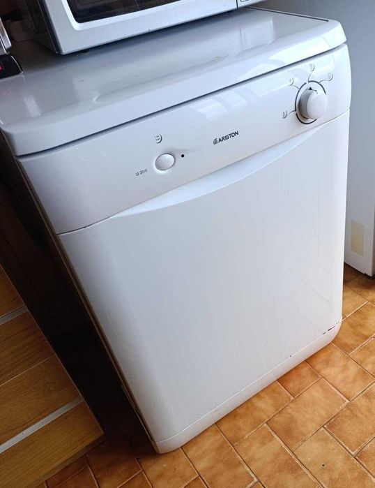 Máquina de lavar loiça Ariston para reparar ou para peças