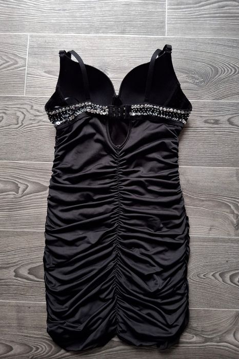 Неймовірна чорна сукня з паєтками і стразами