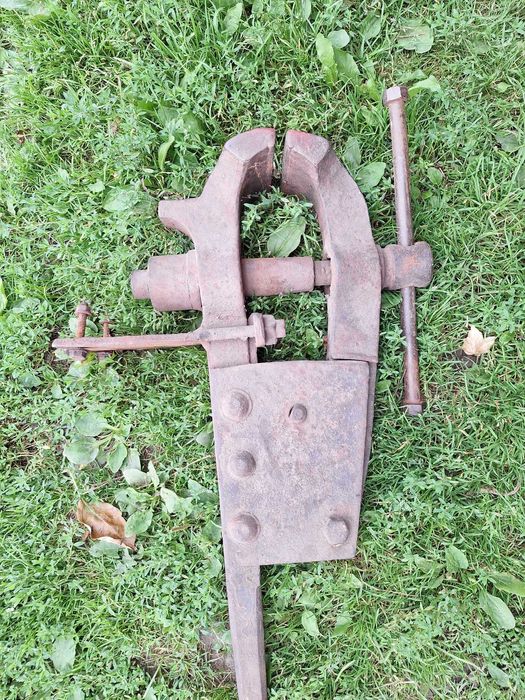 Stare imadło kowalskie.