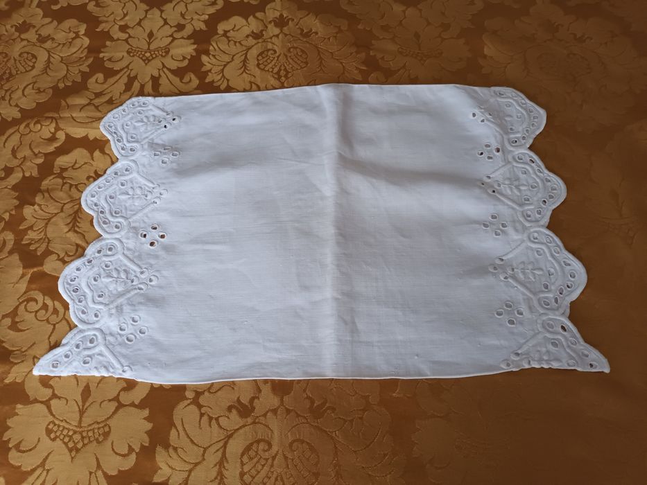 Almofada bordada à mão em Linho caseiro