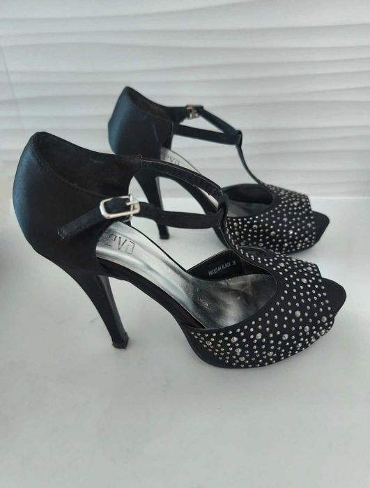 Sapatos de cerimónia, como novos, nº 37. São pretos com pedrinhas .