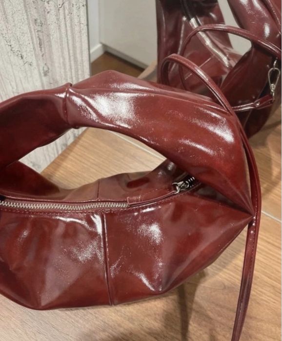 Torebka hobo burgundowa z paskiem Reserved