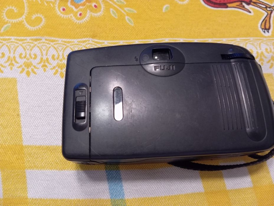 Vendo máquina fotográfica analógica da fugi FZ 5 35mm COMPACT CAMERA