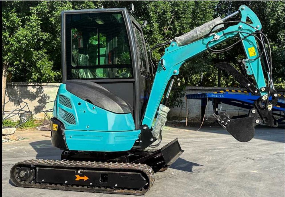 NOVA - Mini escavadora 2500 Kg cabinada motor Kubota (2628)