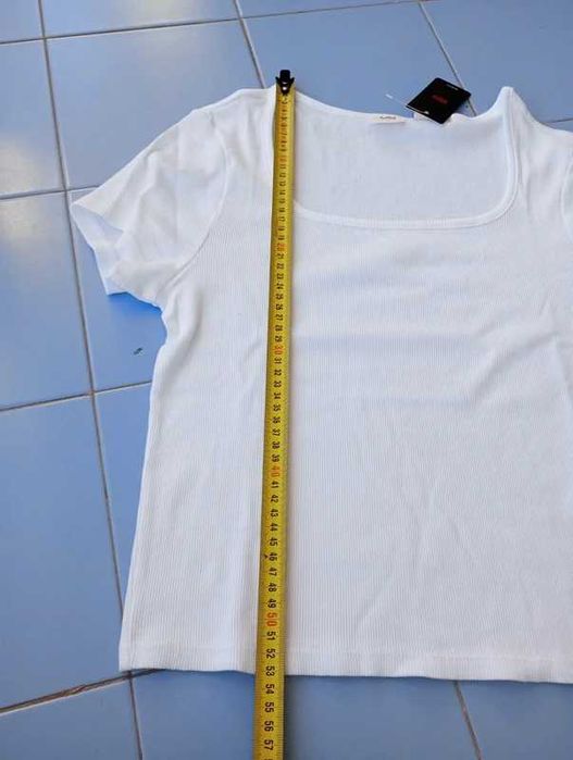 Top da Levis simples e branco