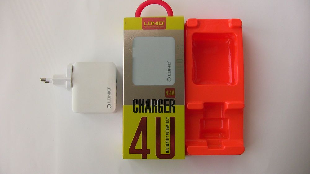 Мережевий зарядний пристрій LDNIO 4U на 4 USB виходи.