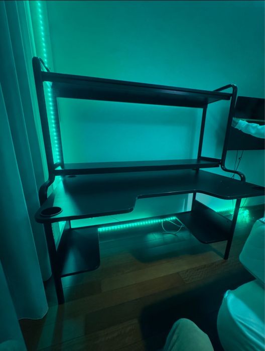 Mesa Gamming FREDDE - IKEA - Ótimo estado.