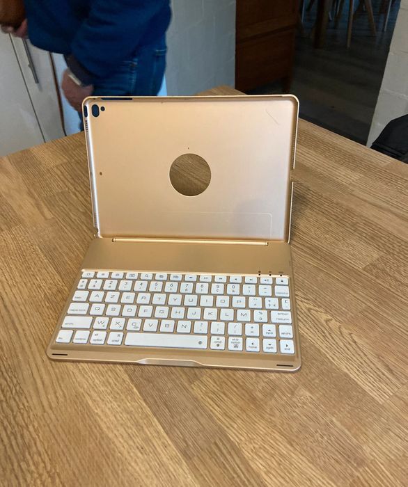 iPad Air 2 64GB (iOS 15.8) + Capa Teclado – Dourado
