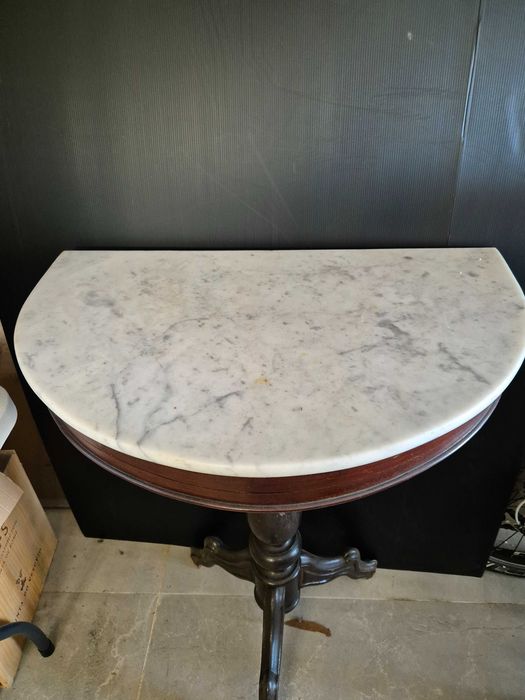 Mesa meia lua com tampo de mármore