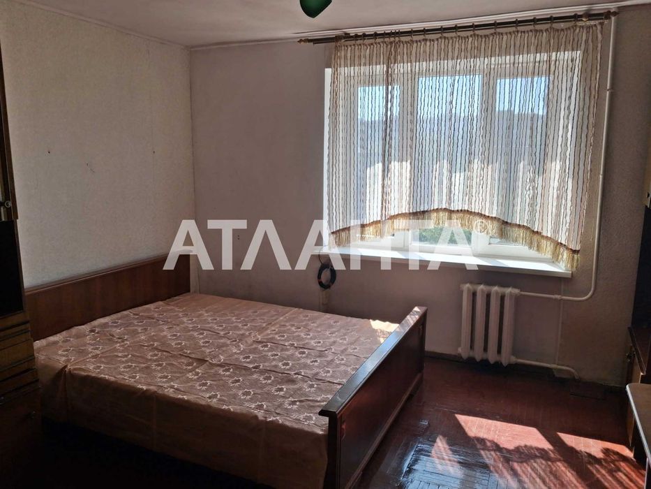 Комната в коммунальной квартире на среднем этаже  в Лузановке