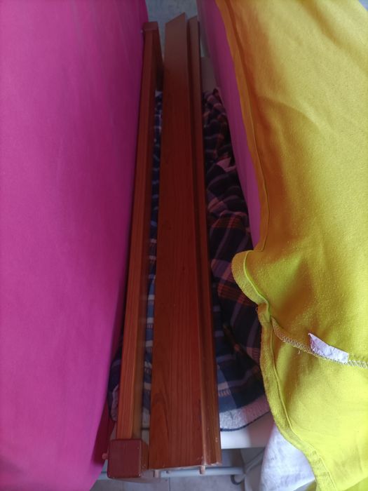Cama com colchão e duas mesas de cabeceira