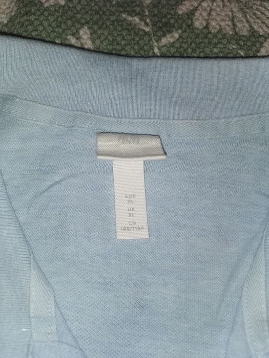 Pólo azul claro com palmeiras H&M XL