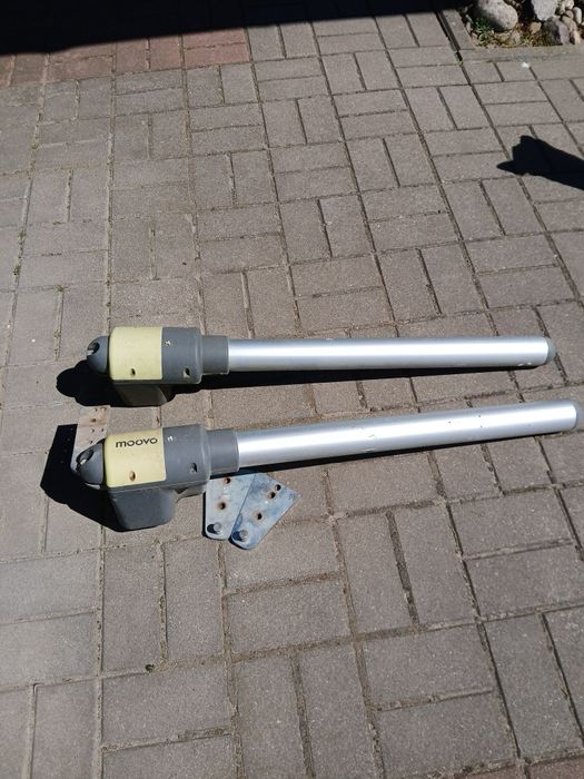 Napęd do bramy dwuskrzydłowej Moov