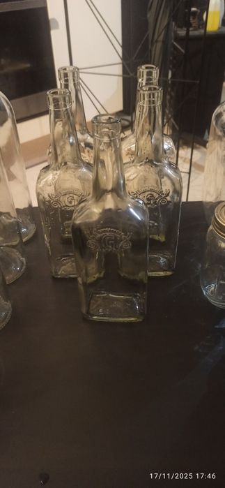 Várias garrafas/ frasco e copos de shot