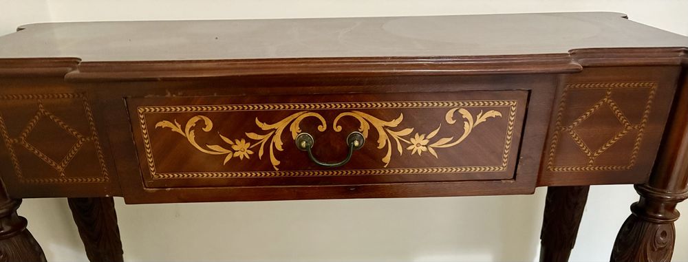 Consola elegante em madeira maciça