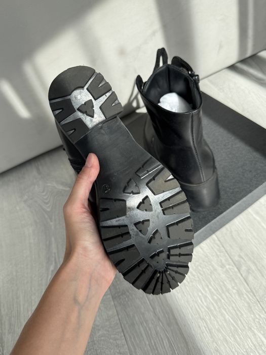 Ботильйони чорні з металевими вставками на шнурівці на каблуку