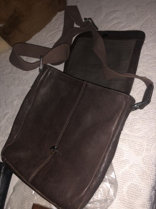 Mala tiracolo em pele genuína castanha