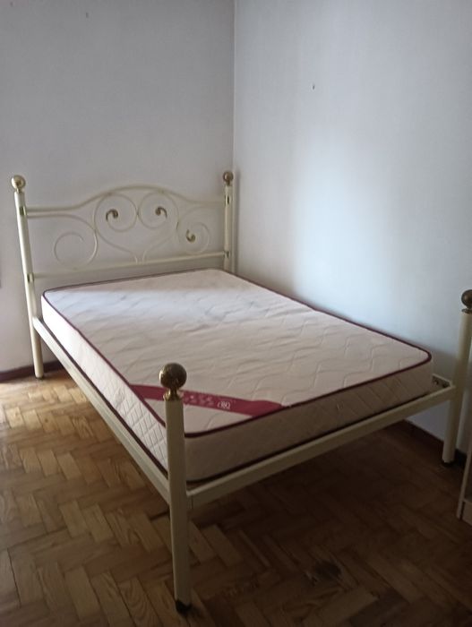 Cama, estrado e colchão - 40€