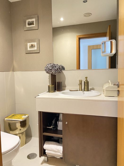 Moradia 3  Frentes  4 Quartos (2 Suites com AC) Piscina, Elevador interno, 2  gr  Terraços, Churrasqq ueira  ginasio. Muito bem localizada   Vi N Gaia