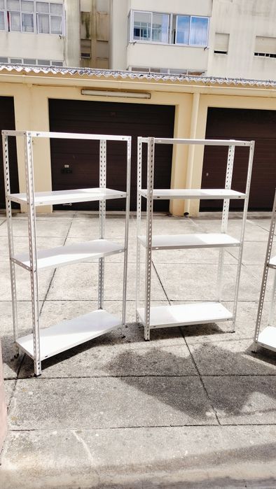 Conjunto de 3 Estantes Metálicas – Muito Resistentes