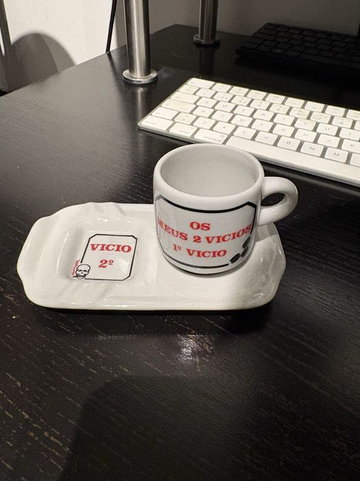 Chávena e pires de 2 vícios - nunca utilizado, apenas de exposicao