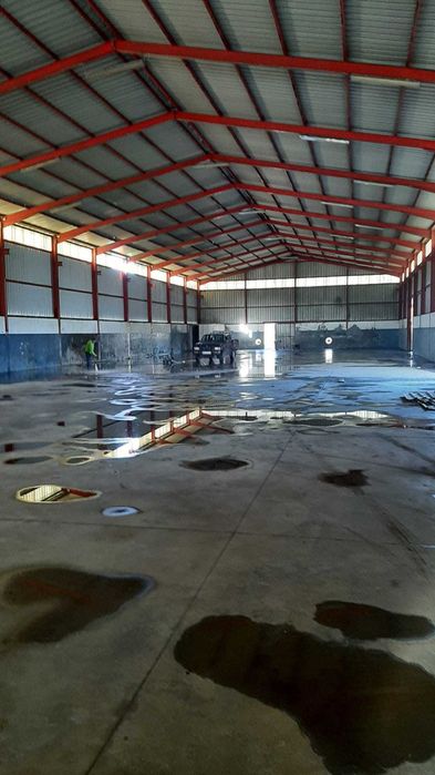 Armazem em Alcanede com 1300 m2 + 200 m2 de logradouro  e 7m de pé direito para alugar !