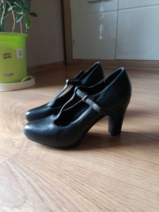 Czarne buty na obcasie