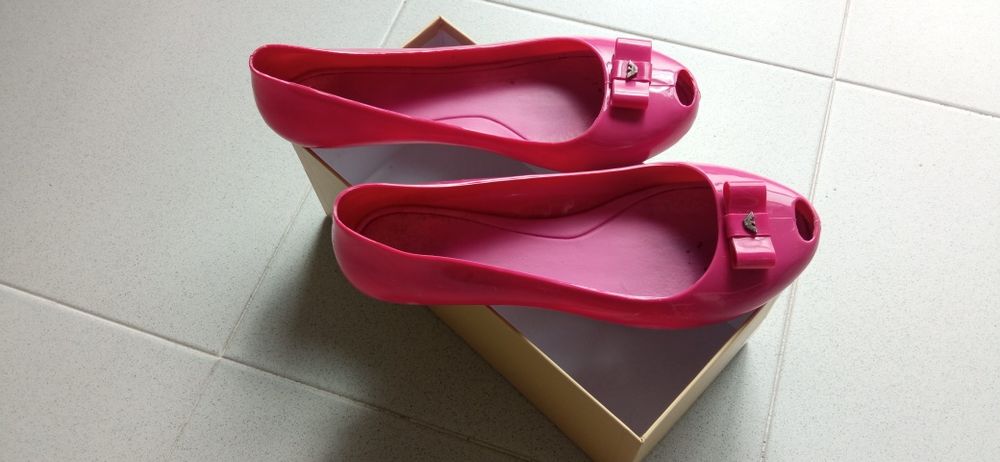 Sabrina 38 com aplicação símbolo Giorgio Armani