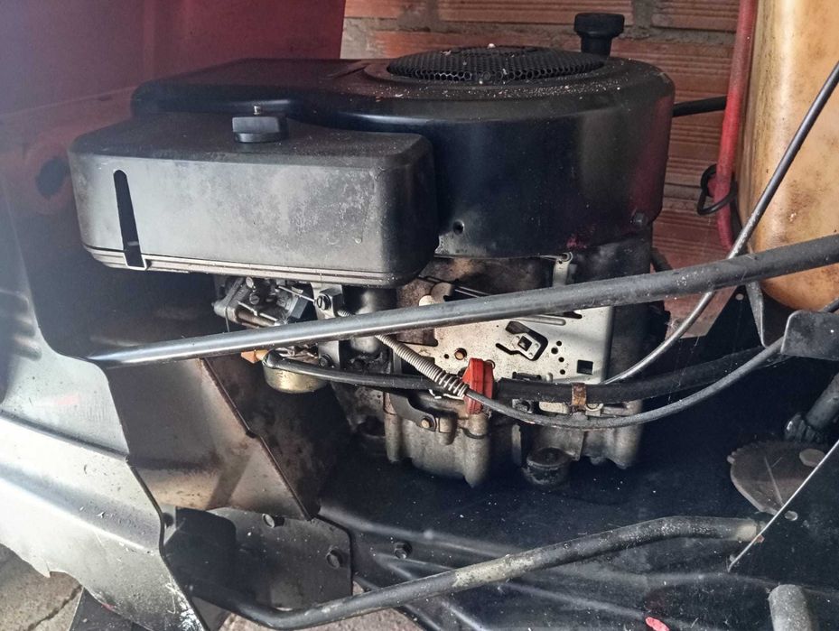 Trator de cortar relva MTD