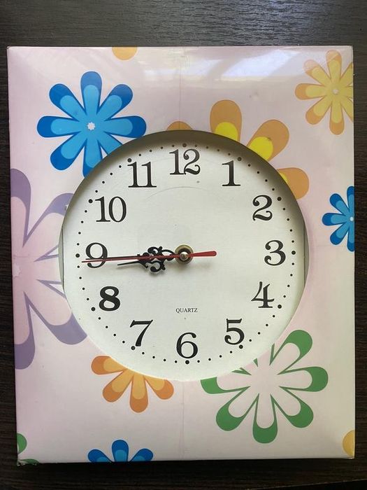 Часы настенные квадратные