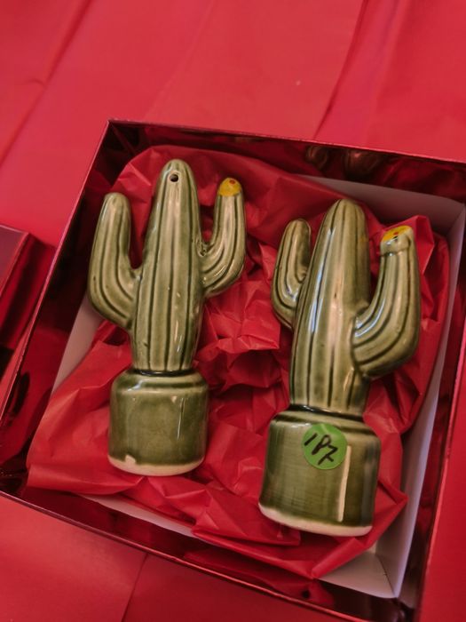 Pimenteiro e Saleiro em porcelana