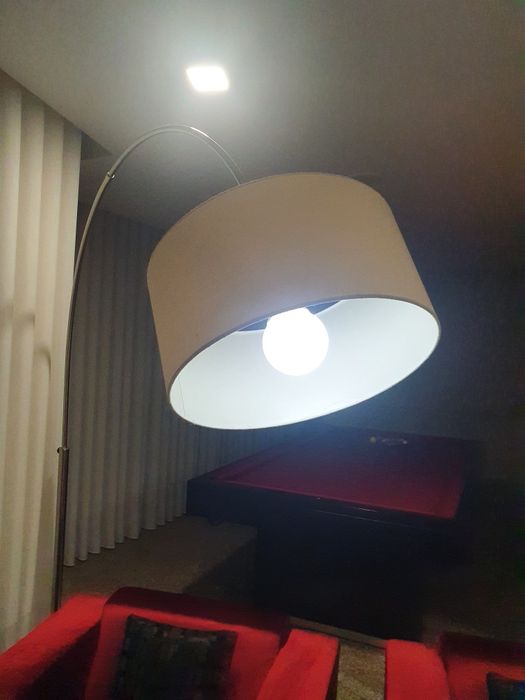 Candeeiro de pé curvo