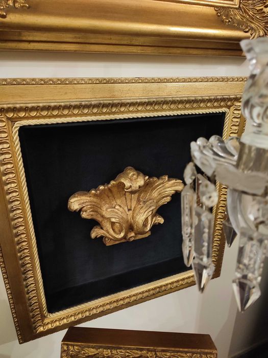 Quadro moldura dourada com talha emoldurada em veludo