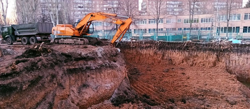КАМАЗ-самоскид: пісок, щебінь, відсів, цегла, перегній, вивіз сміття.