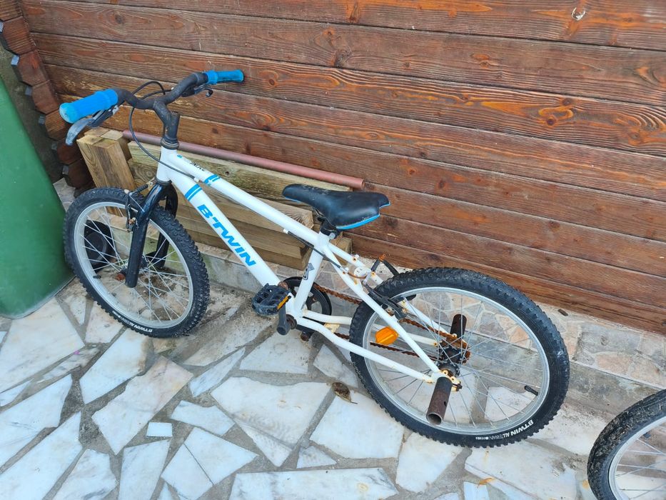 Duas bicicletas azul e rosa