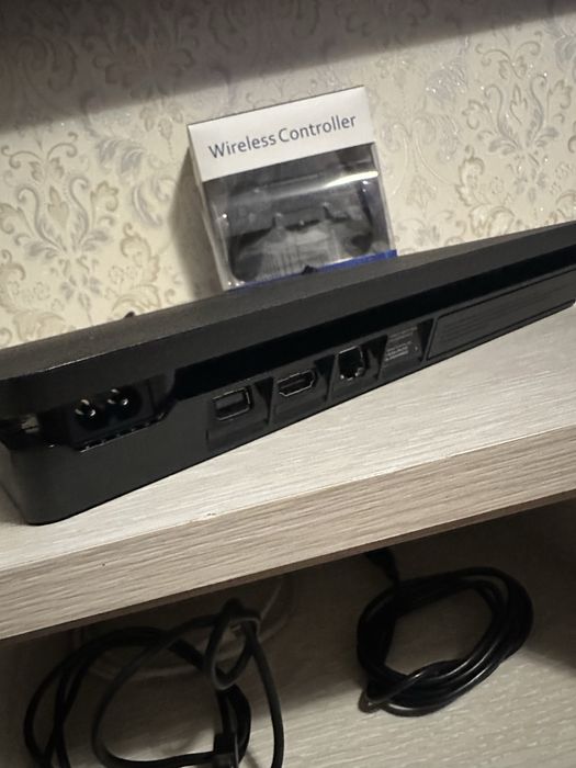 Продам PS4 Slim + Новый геймпад