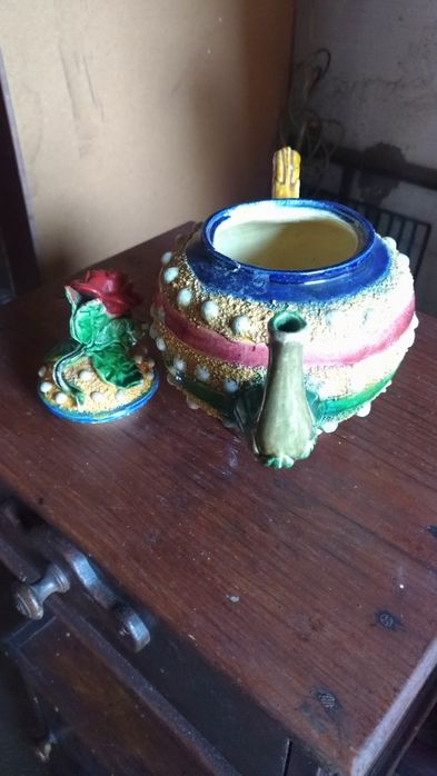 Peça é um Bule de Chá em Faiança