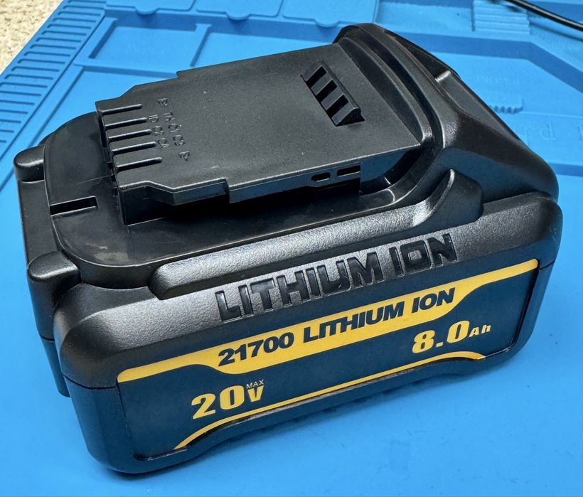 Аккумулятор Dewalt XR 20 вольт 8А DCB200