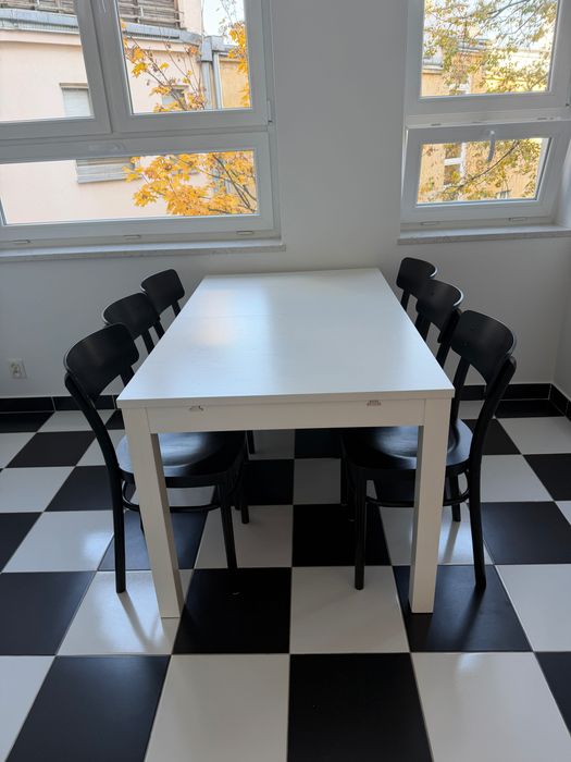 biały drewniany stół rozkładany