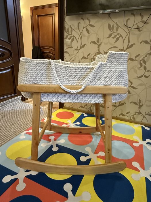 В’язана колиска для новонародженого