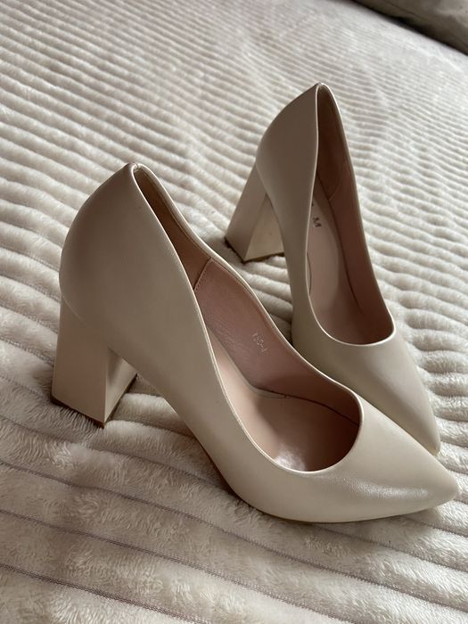 Туфлі 37 розмір. Колір бежевий