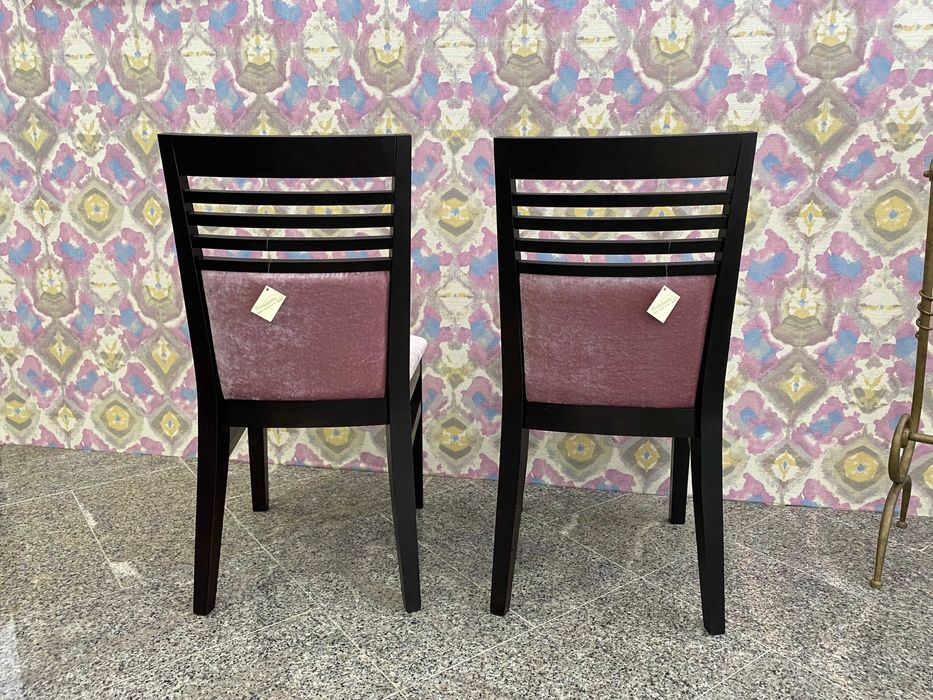 Cadeiras em wengue estofadas em rosa