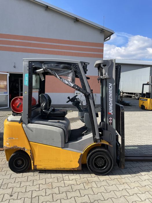 Wózek widłowy JUNGHEINRICH TFG320 Triplex maszt