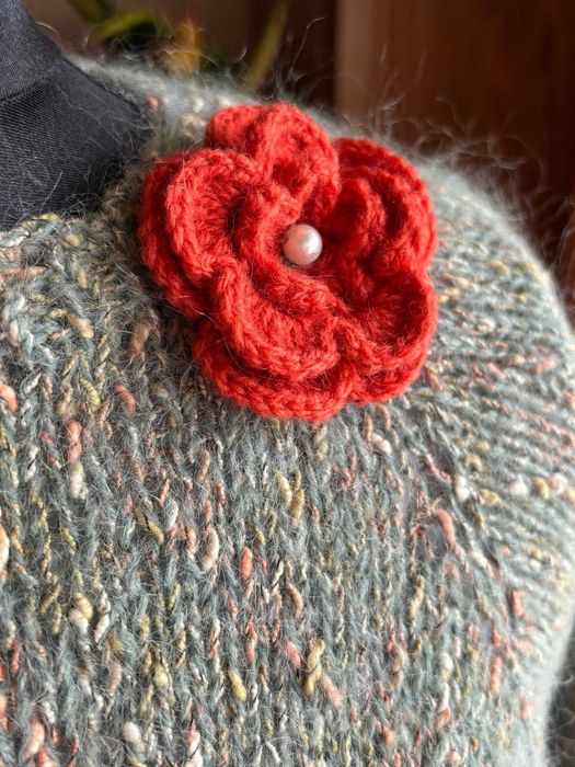Sweter robiony na drutach