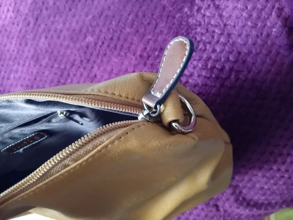mala ou bolsa de mão em pele (couro) de cor castanho claro ou bege da Parfois
